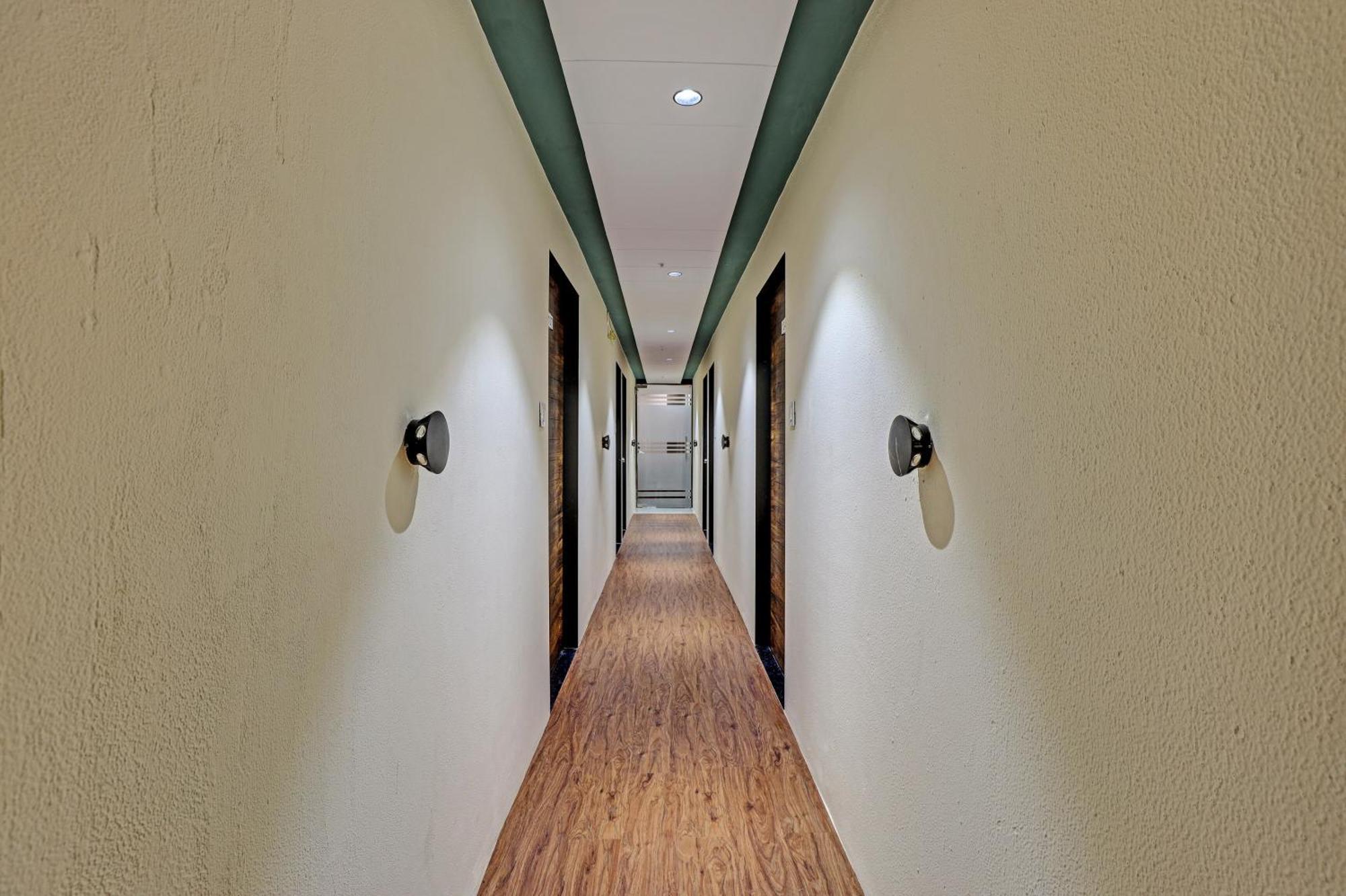 Collection O Hotel Swarg Сурат Екстер'єр фото