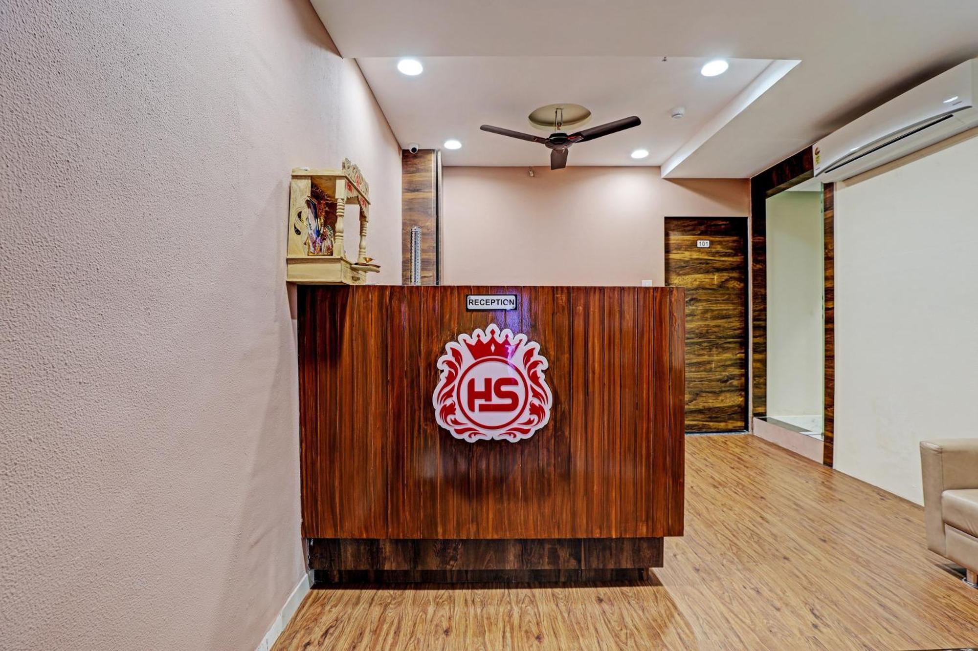 Collection O Hotel Swarg Сурат Екстер'єр фото