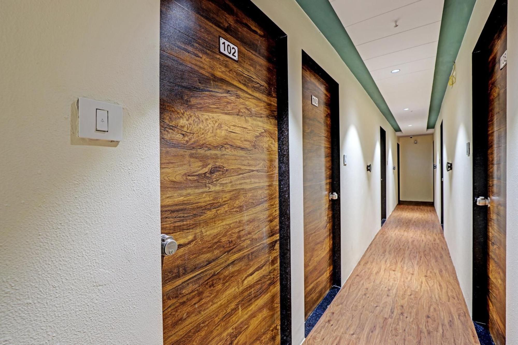 Collection O Hotel Swarg Сурат Екстер'єр фото