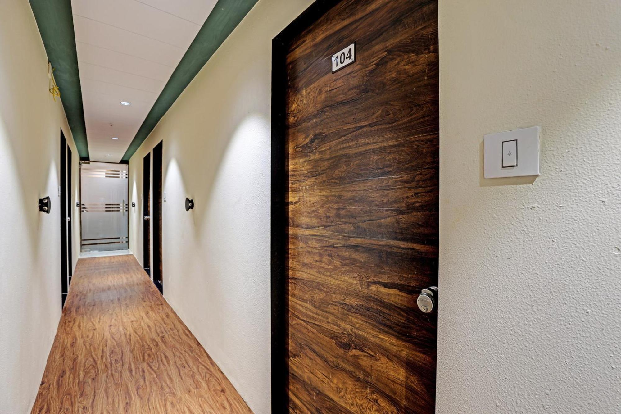 Collection O Hotel Swarg Сурат Екстер'єр фото