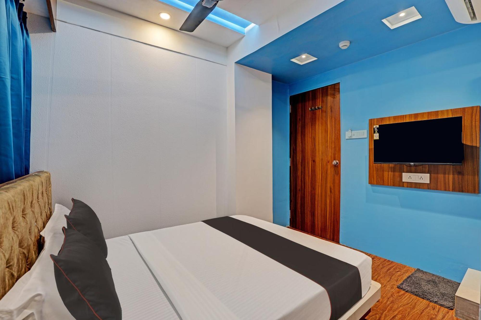 Collection O Hotel Swarg Сурат Екстер'єр фото