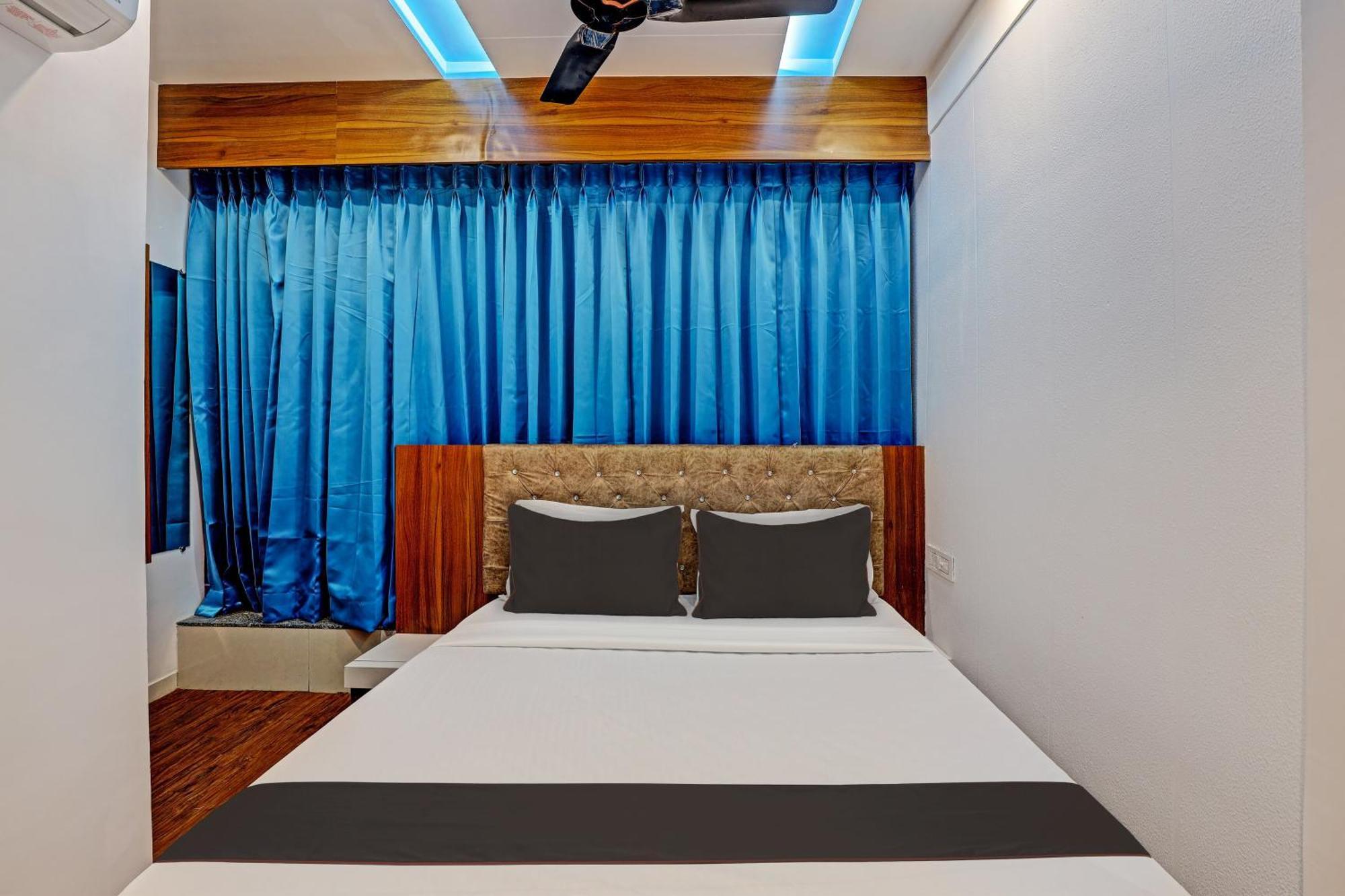 Collection O Hotel Swarg Сурат Екстер'єр фото