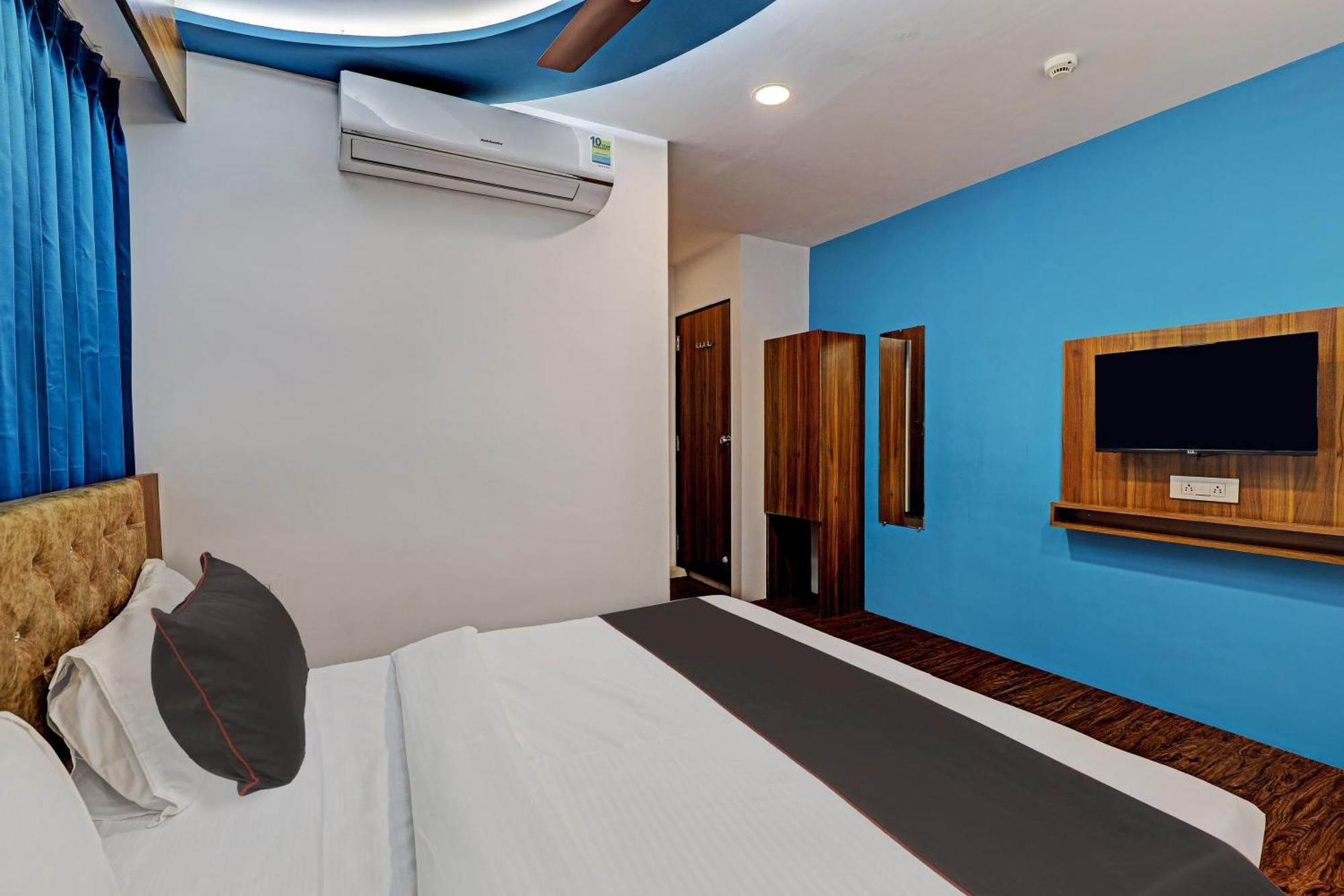 Collection O Hotel Swarg Сурат Екстер'єр фото