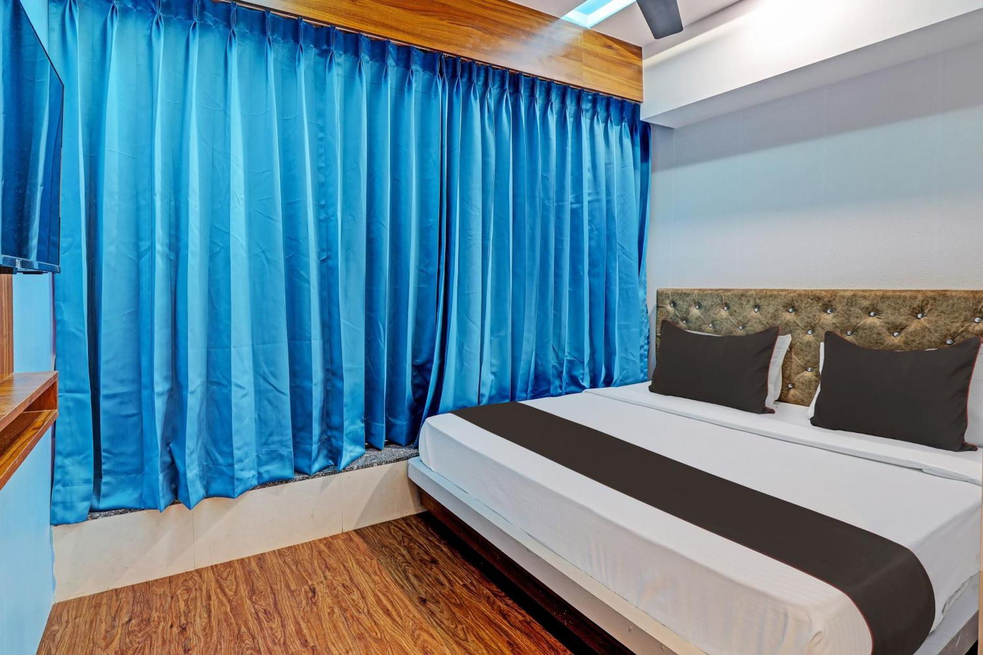 Collection O Hotel Swarg Сурат Екстер'єр фото