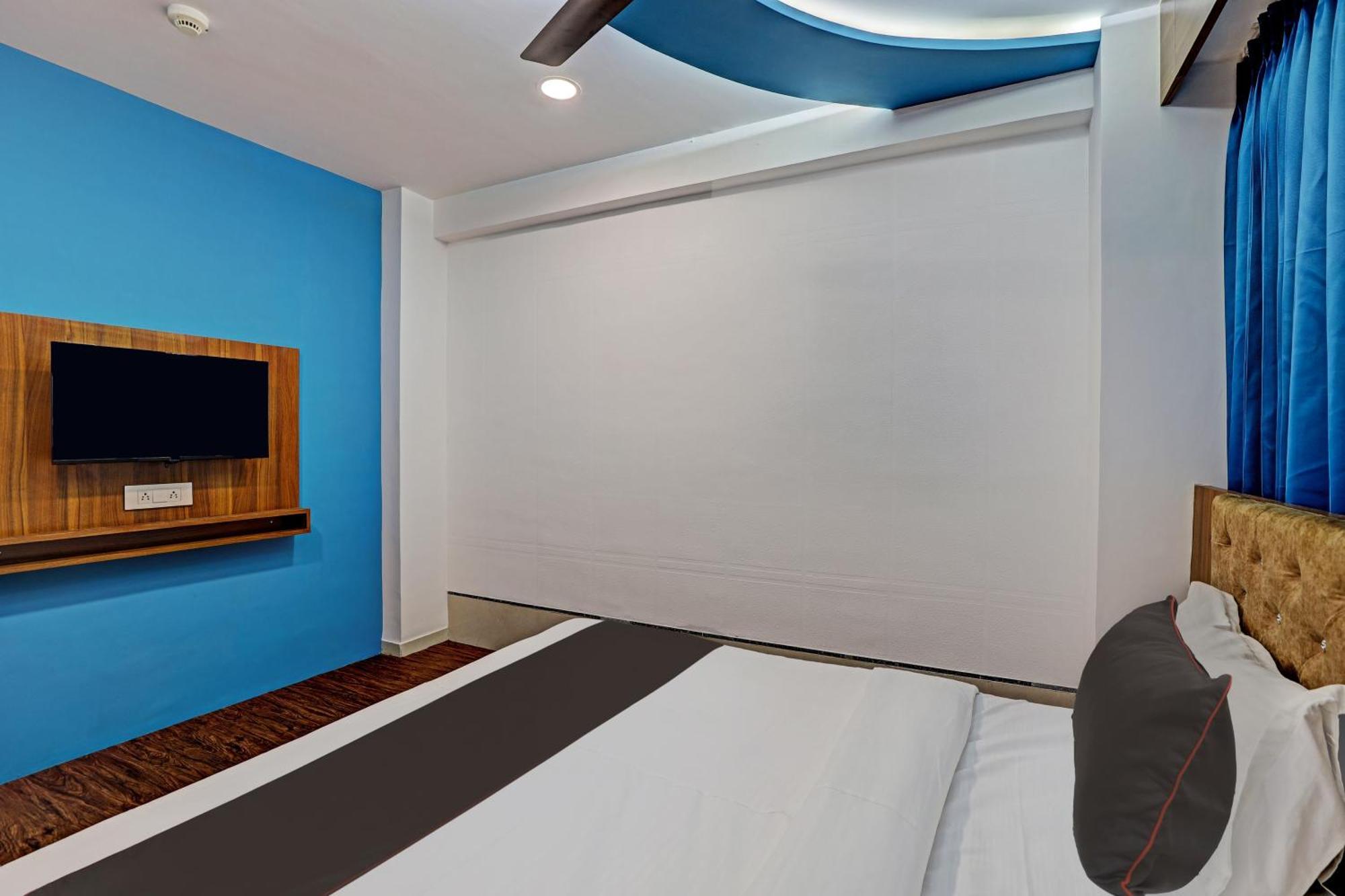 Collection O Hotel Swarg Сурат Екстер'єр фото